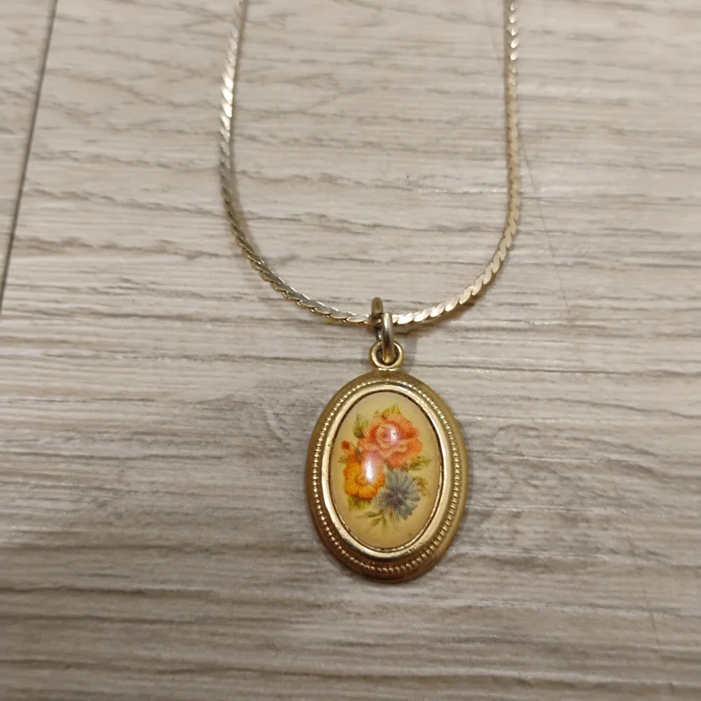 Chic Gold Pendant Necklace with Floral Design